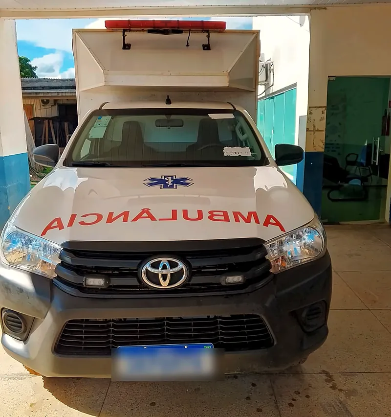 Ambulância Hilux no posto de saúde de Jacinópolis