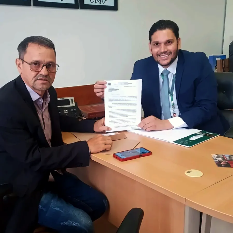 Abneir entregando um documento num gabinete em Brasília