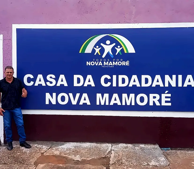 Abneir ao lado da placa da Casa da Cidadania Nova Mamoré
