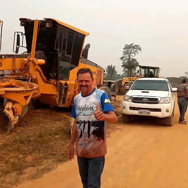 Abneir sorrindo ao lado de uma patrol na estrada