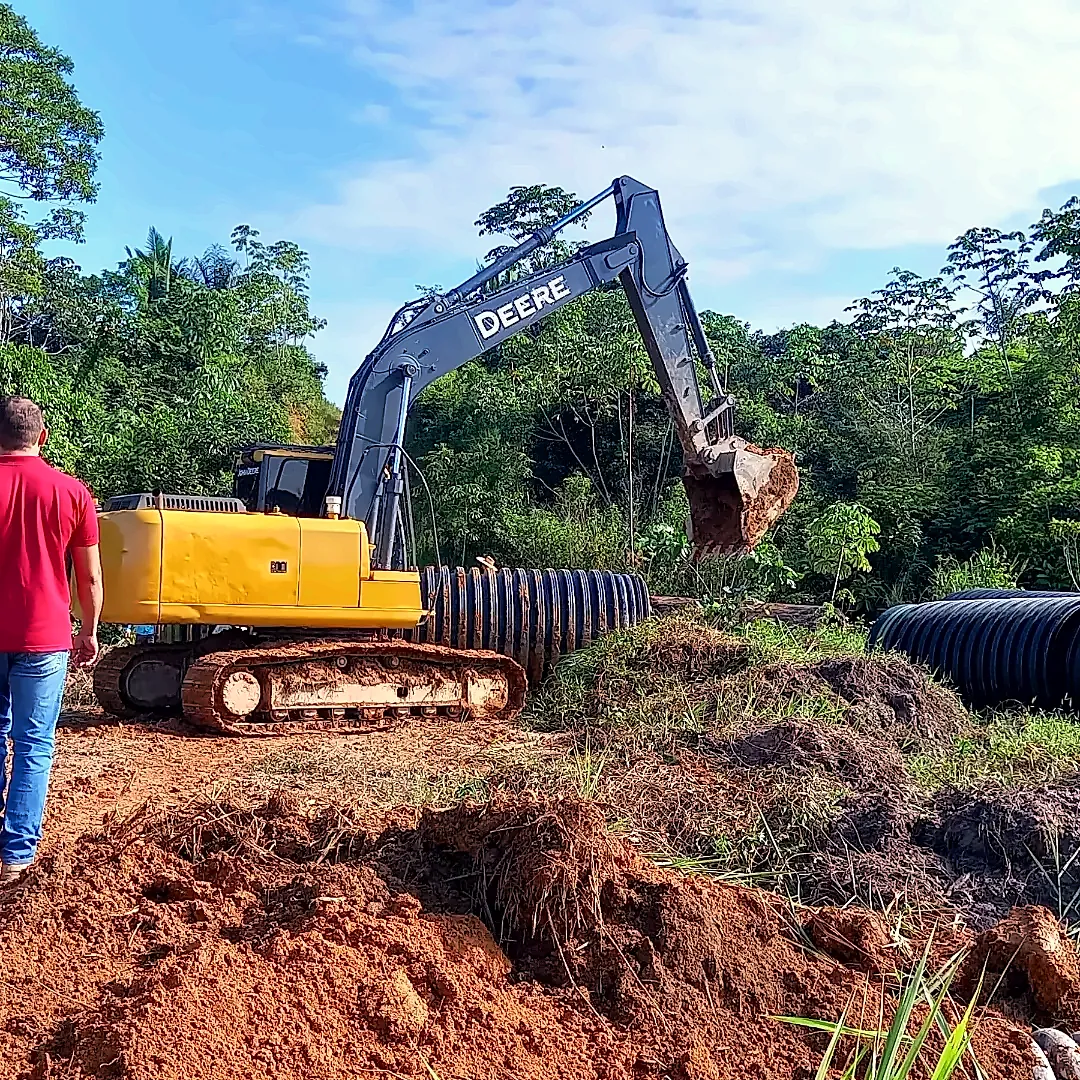 Máquina colocando tubo PAD numa linha de Jacinópolis
